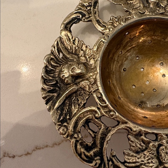 ANTIQUE PEACOCK FLORAL AND CHERUB TEA STRAINER WITH HANDLE - Picture 4 of 5